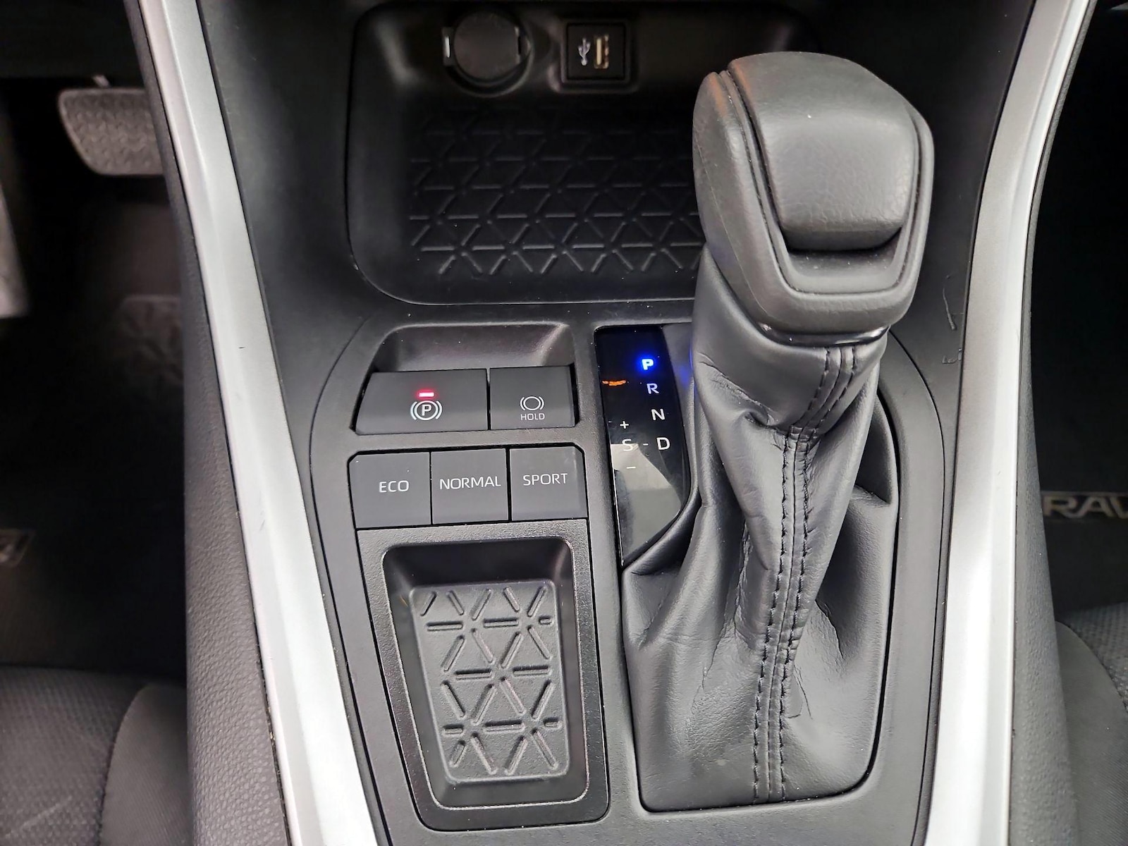 2025 Toyota RAV4 XLE - Photo 18