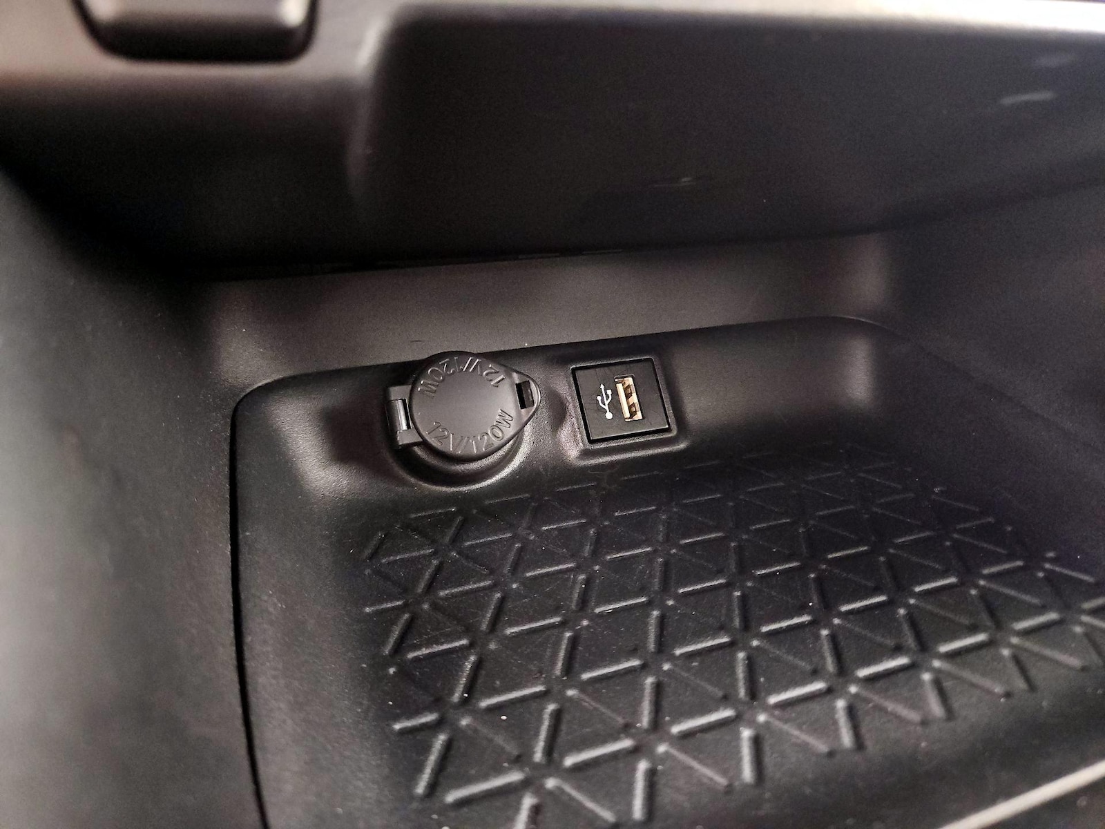 2025 Toyota RAV4 XLE - Photo 19