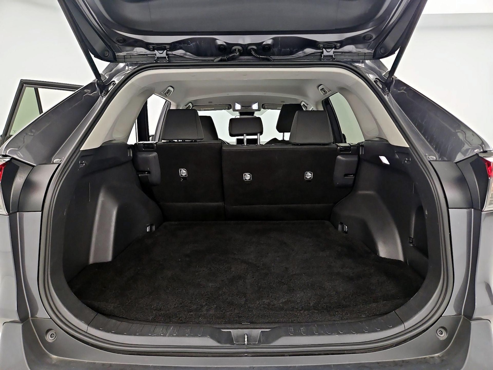 2025 Toyota RAV4 XLE - Photo 21