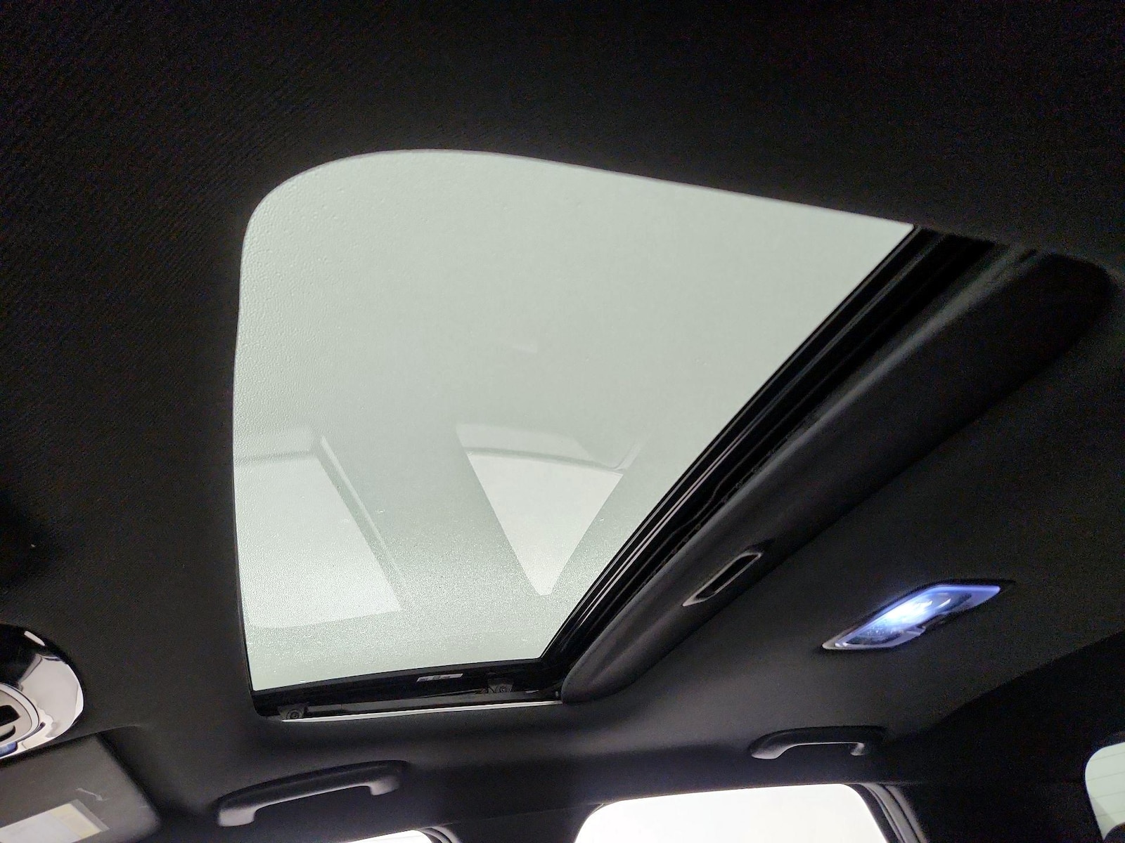 Sunroof(s) & Overhead Airbags