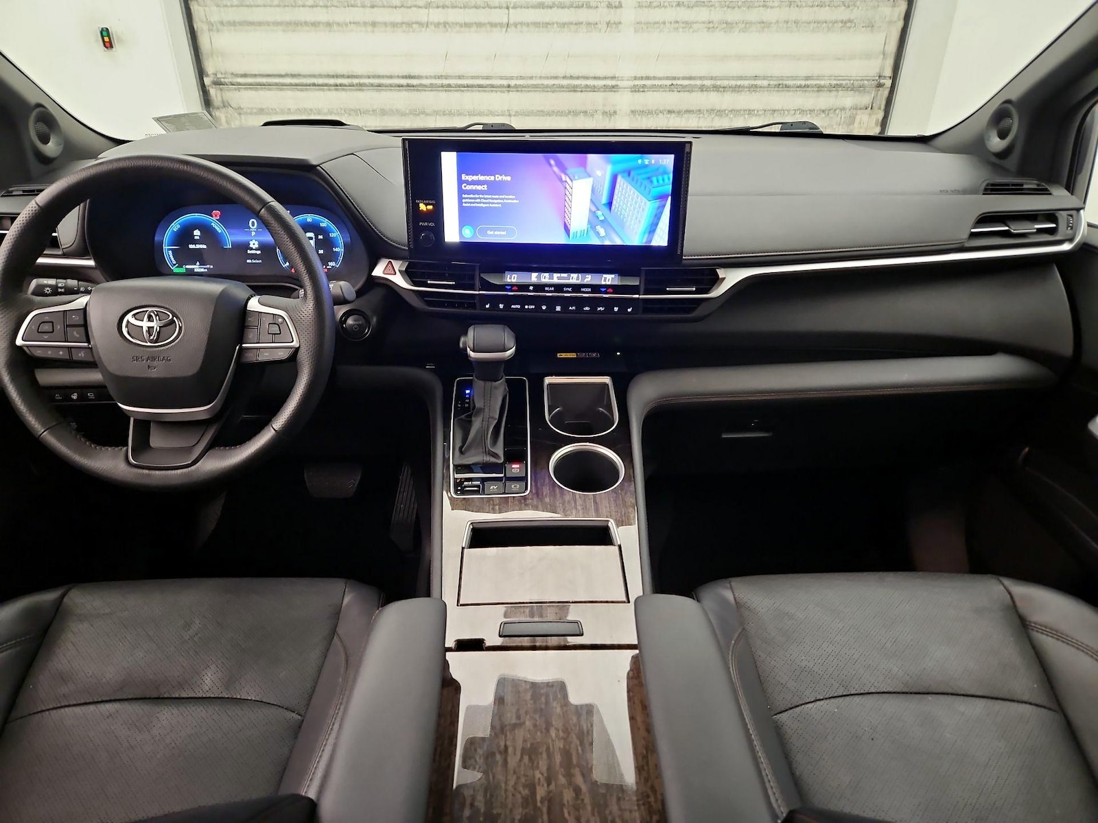 2025 Toyota Sienna Platinum - Photo 10
