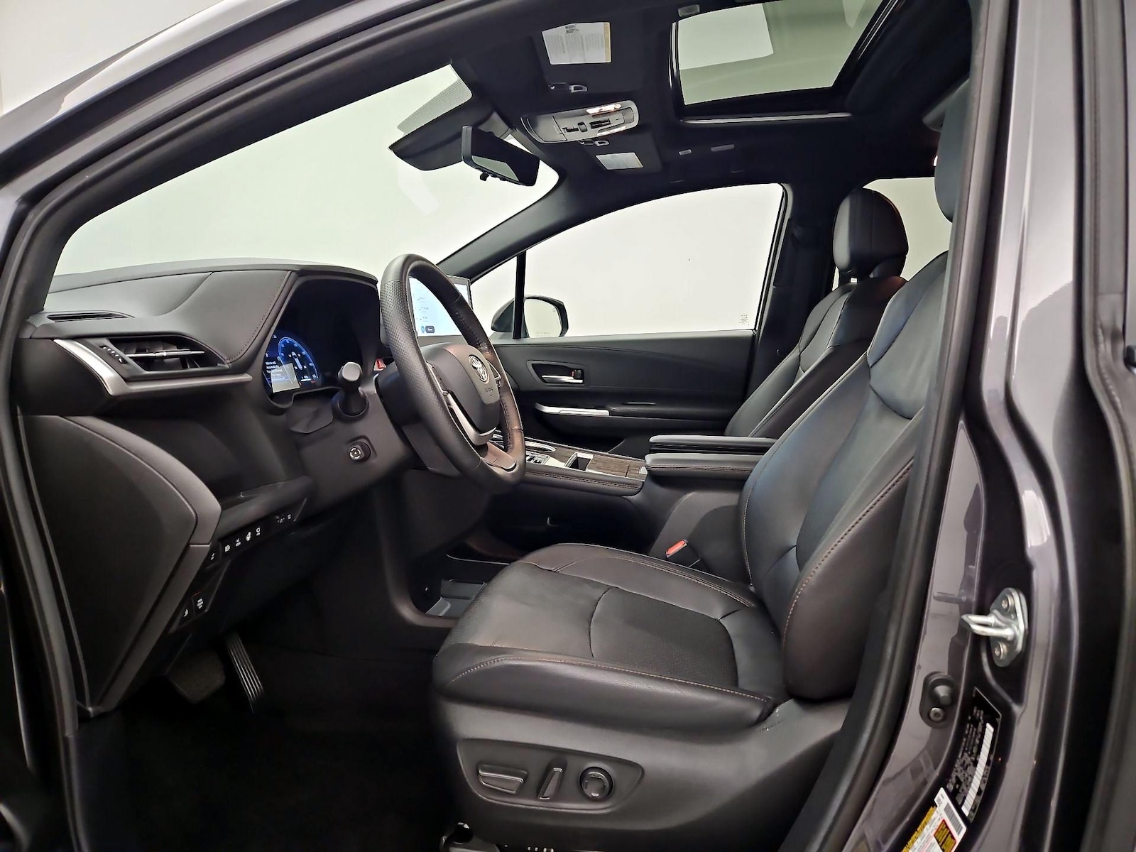 2025 Toyota Sienna Platinum - Photo 12