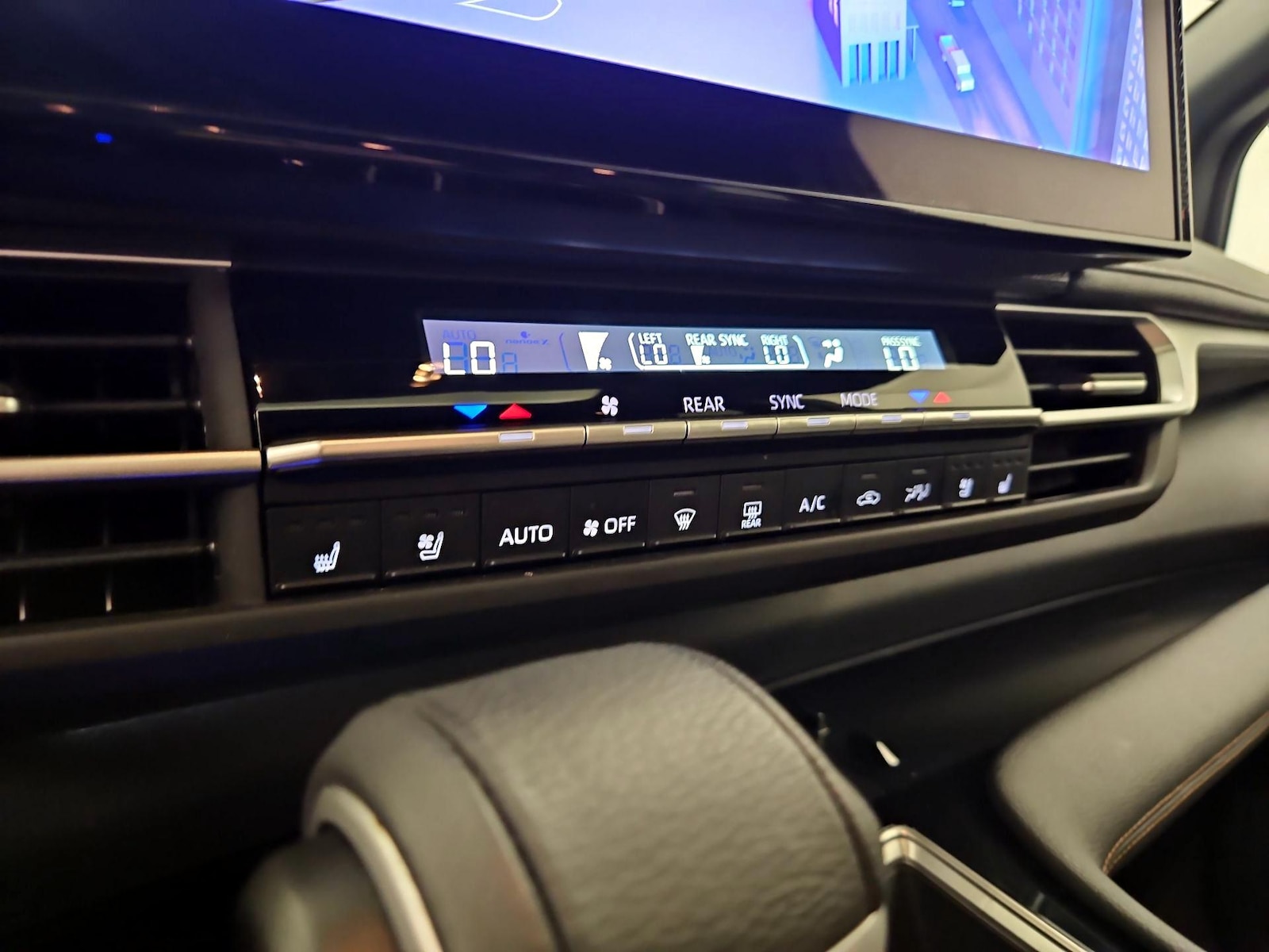 2025 Toyota Sienna Platinum - Photo 17