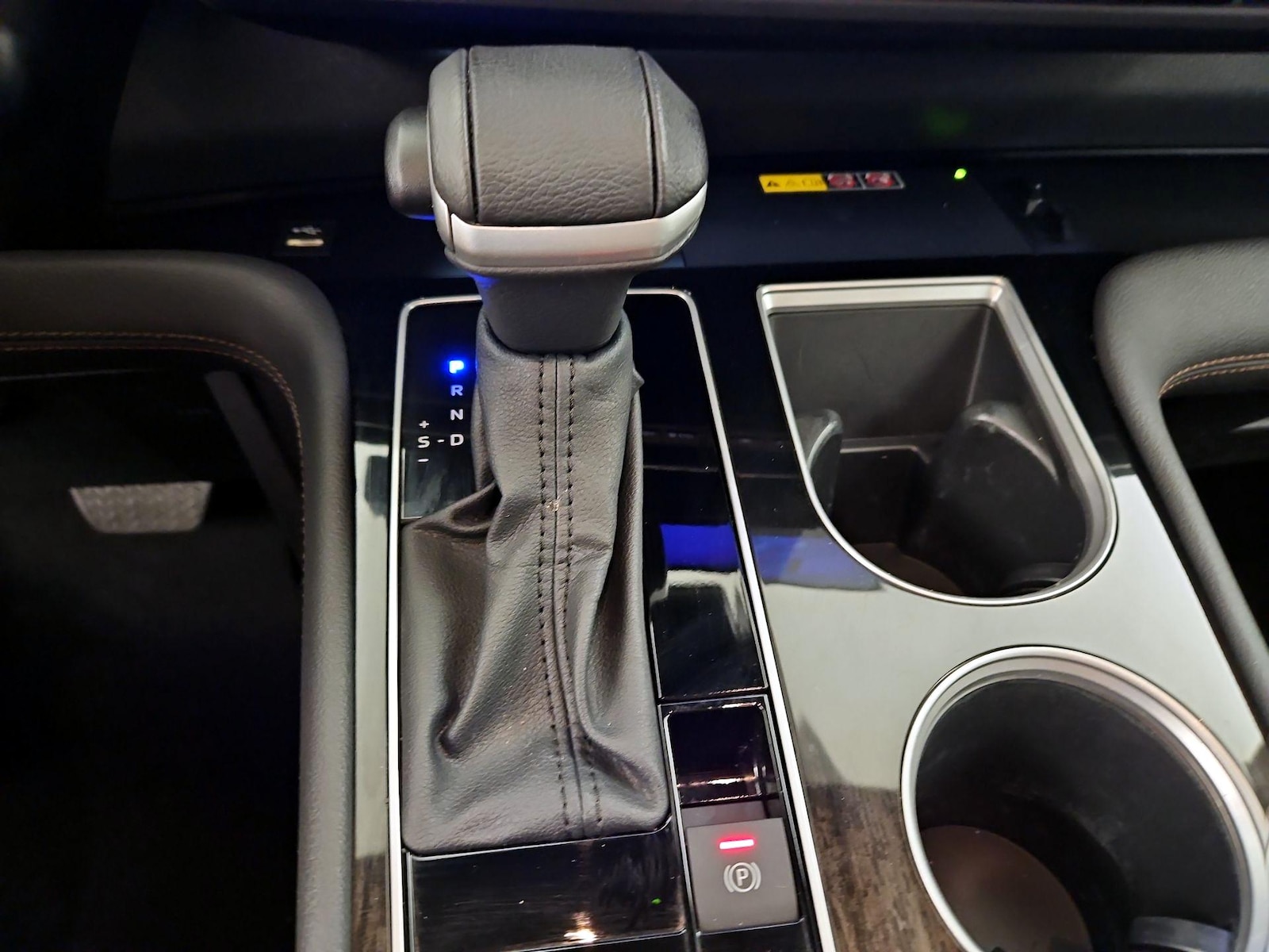 2025 Toyota Sienna Platinum - Photo 18