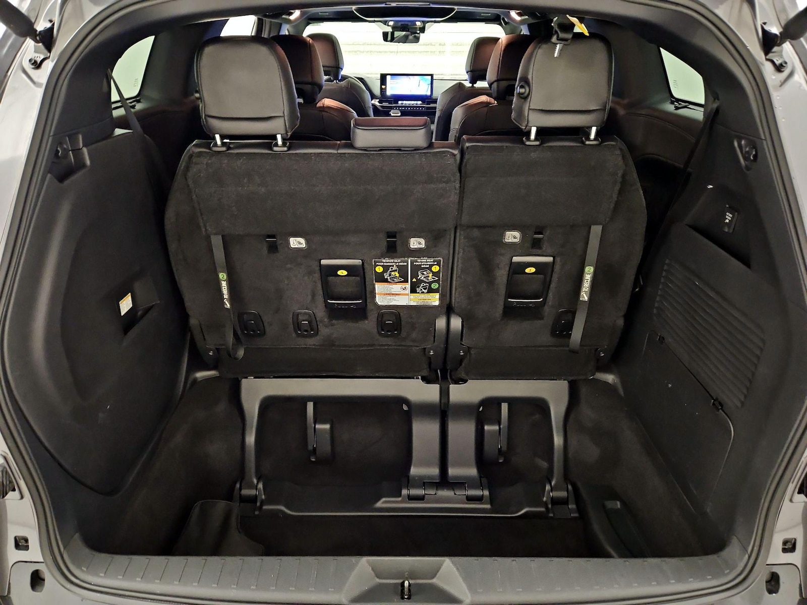 2025 Toyota Sienna Platinum - Photo 23