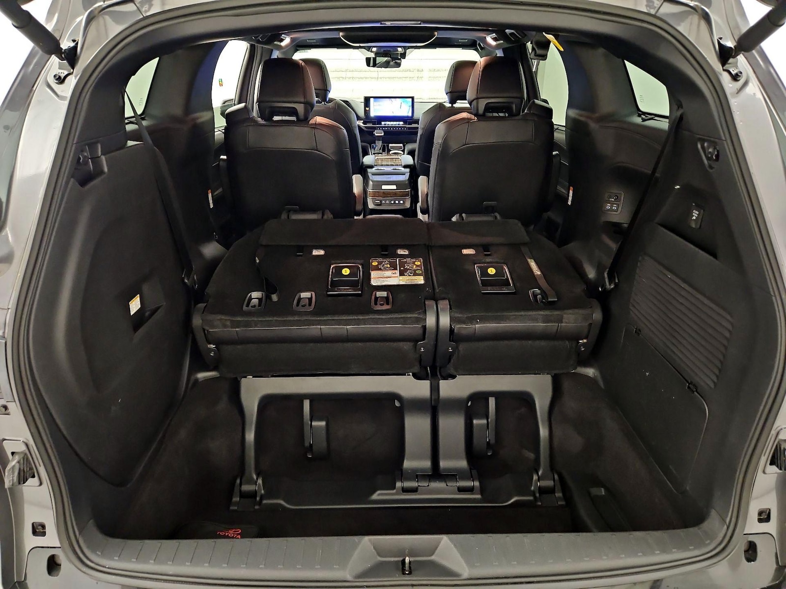 2025 Toyota Sienna Platinum - Photo 24