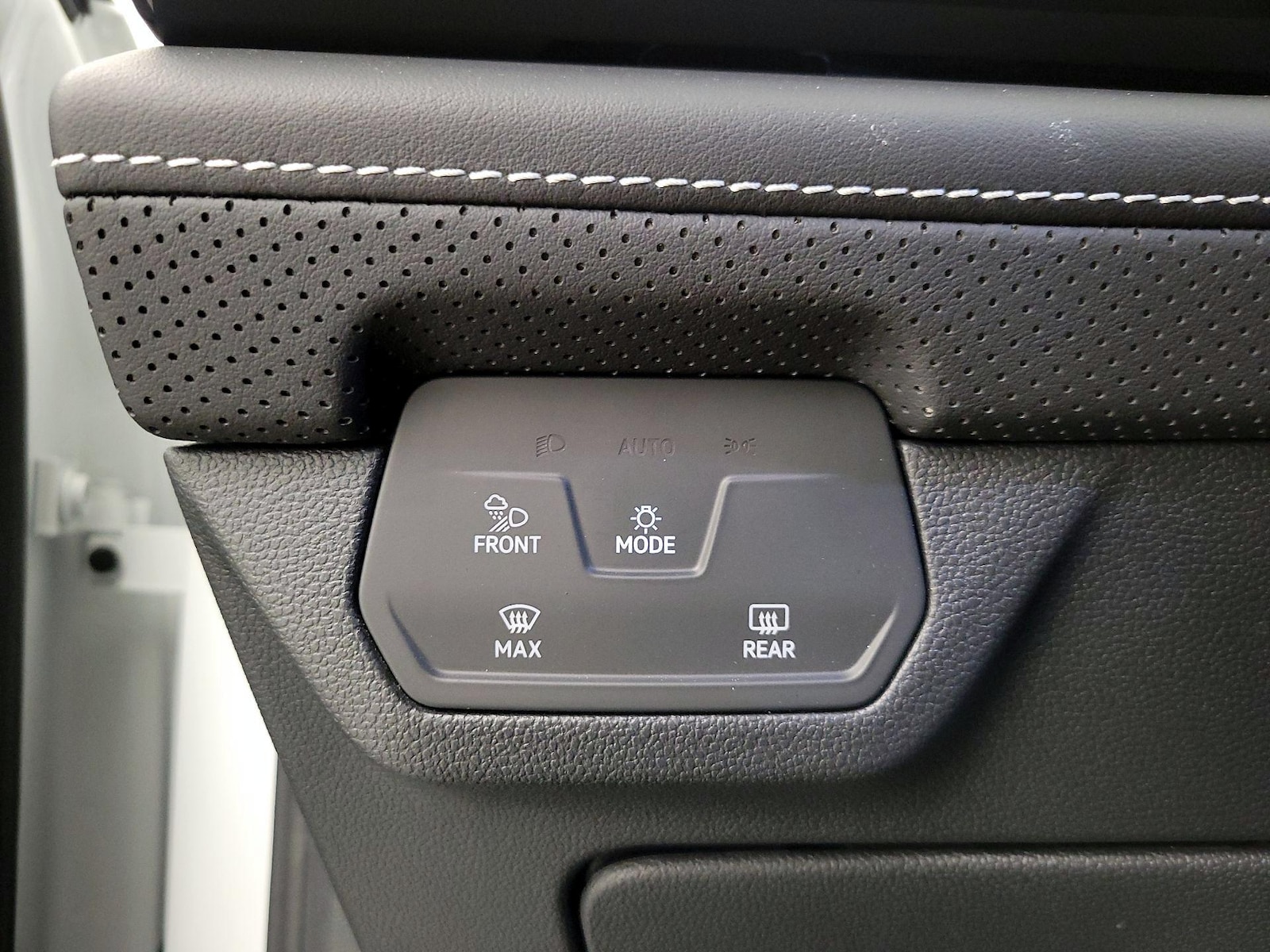 2025 Volkswagen Atlas Cross Sport SE - Photo 14