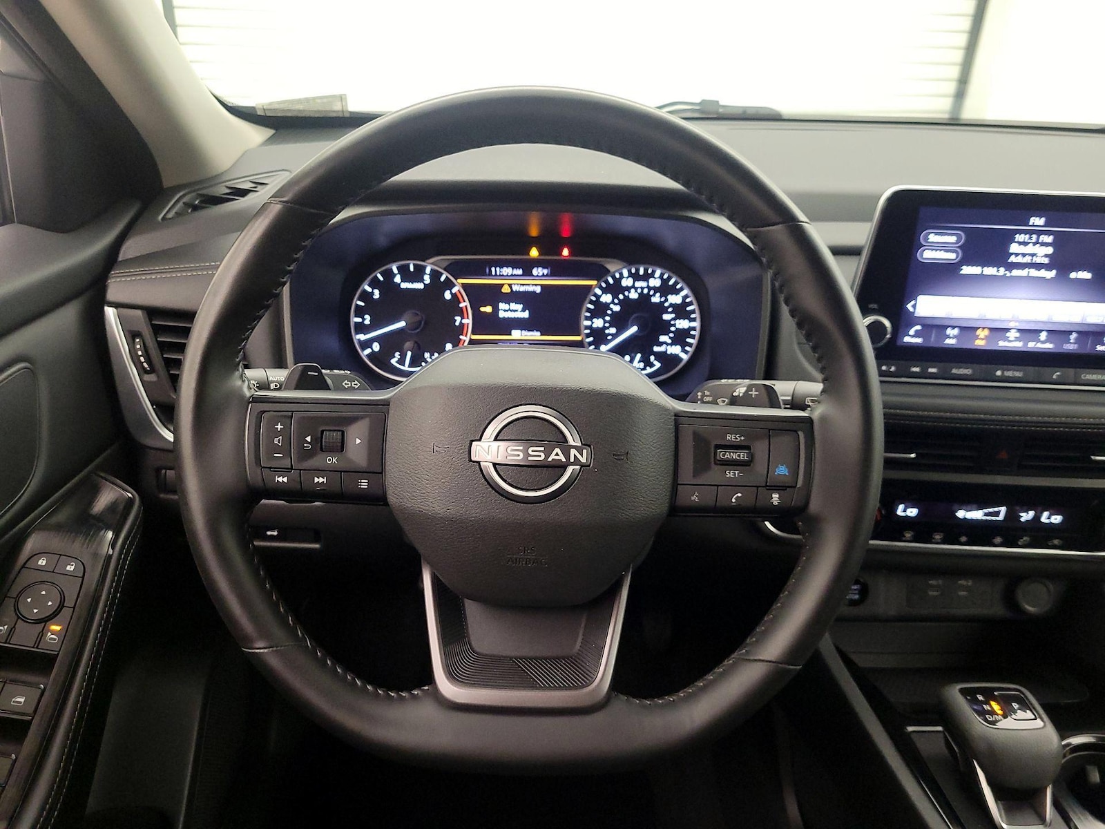 2025 Nissan Rogue SV - Photo 11