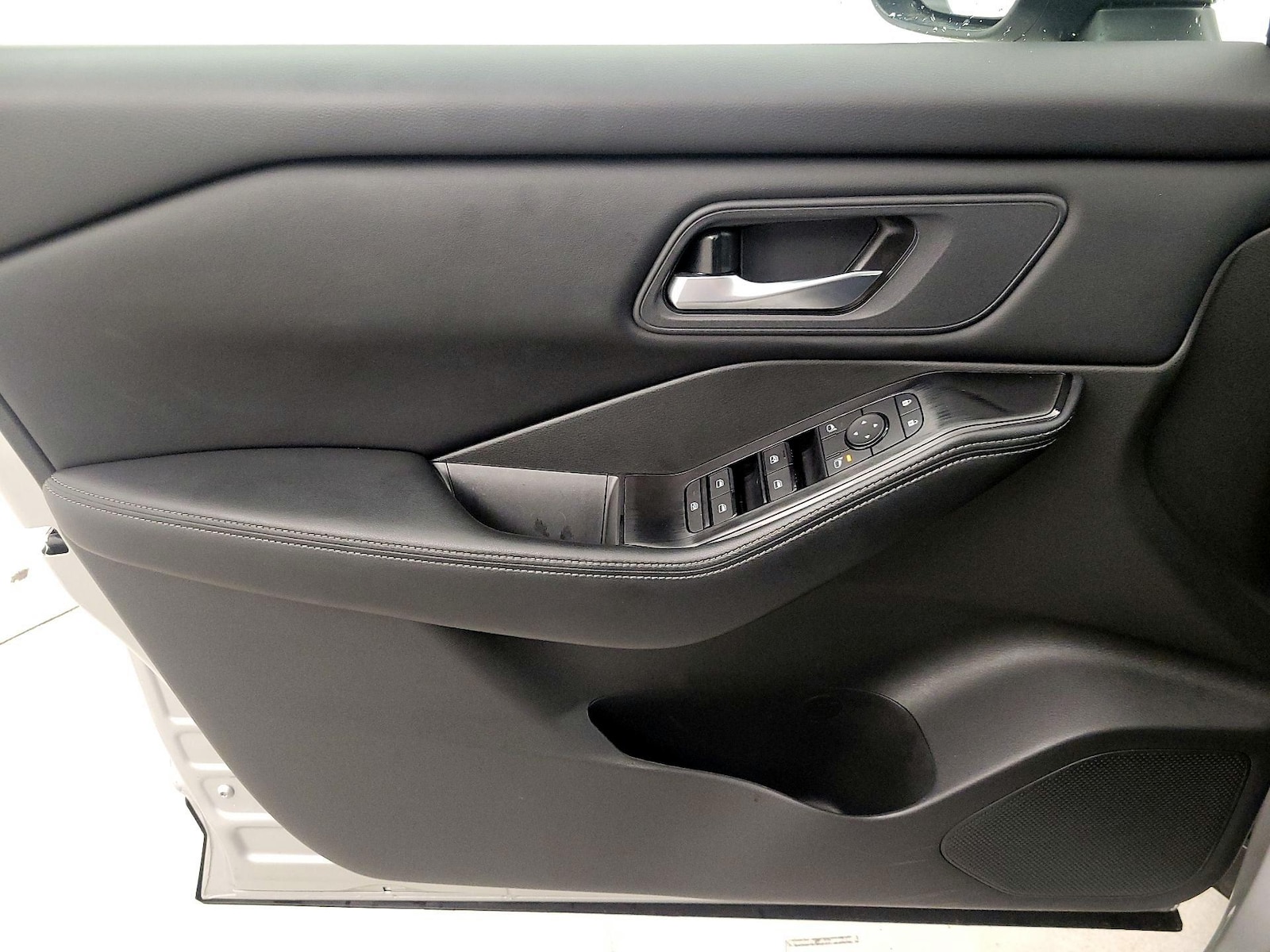 2025 Nissan Rogue SV - Photo 13