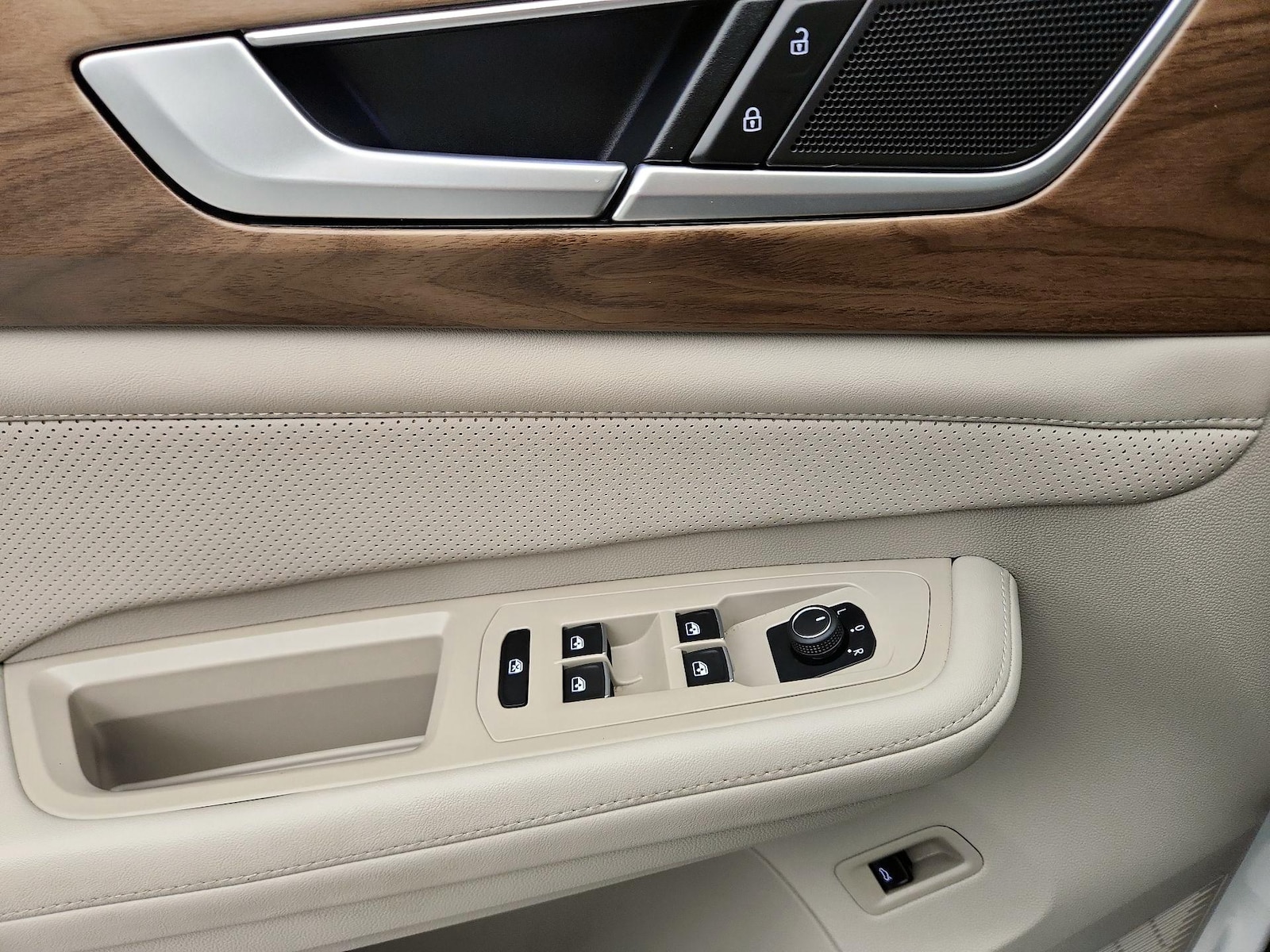 2024 Volkswagen Atlas SE w/Tech - Photo 13