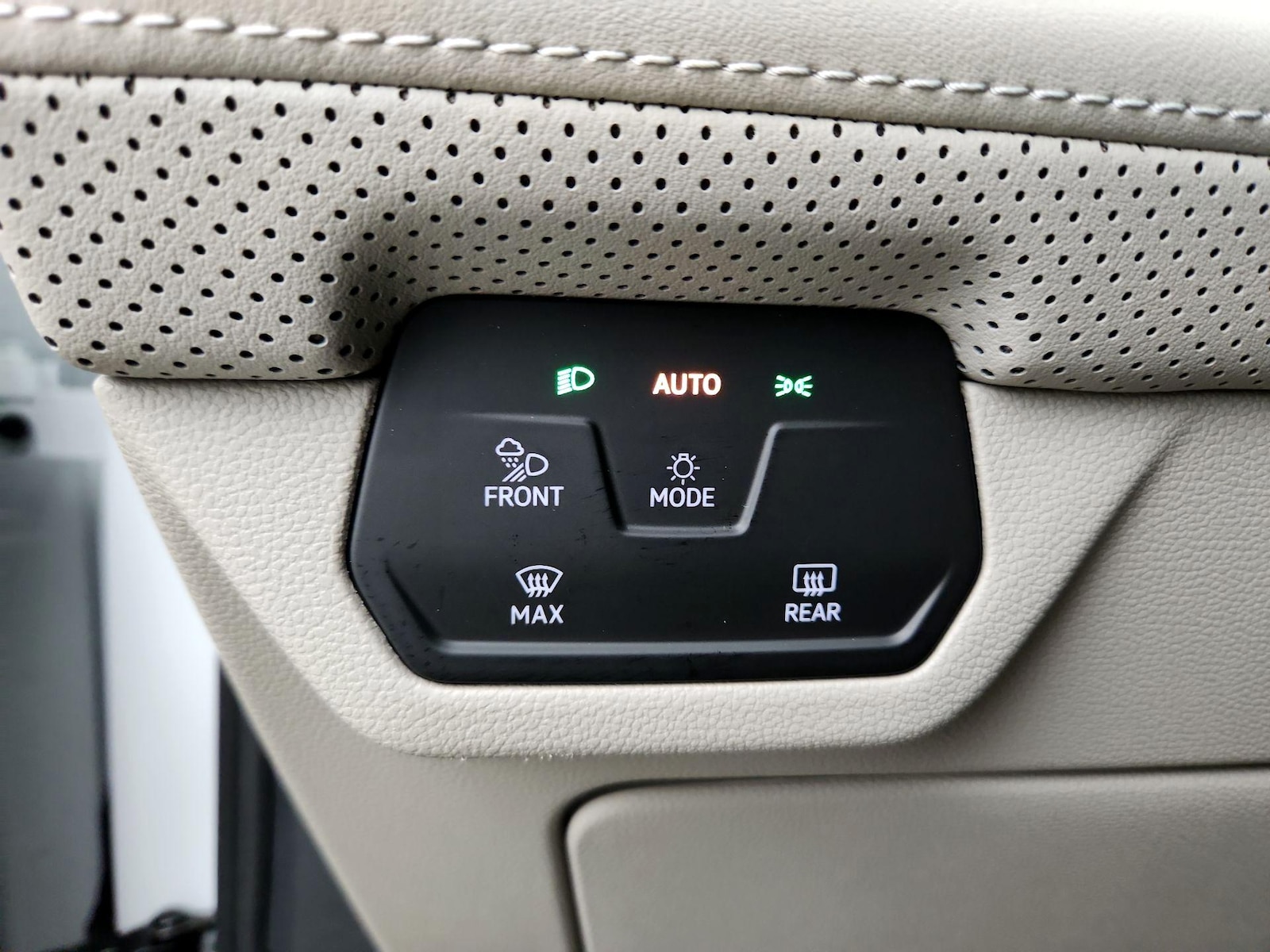 2024 Volkswagen Atlas SE w/Tech - Photo 14