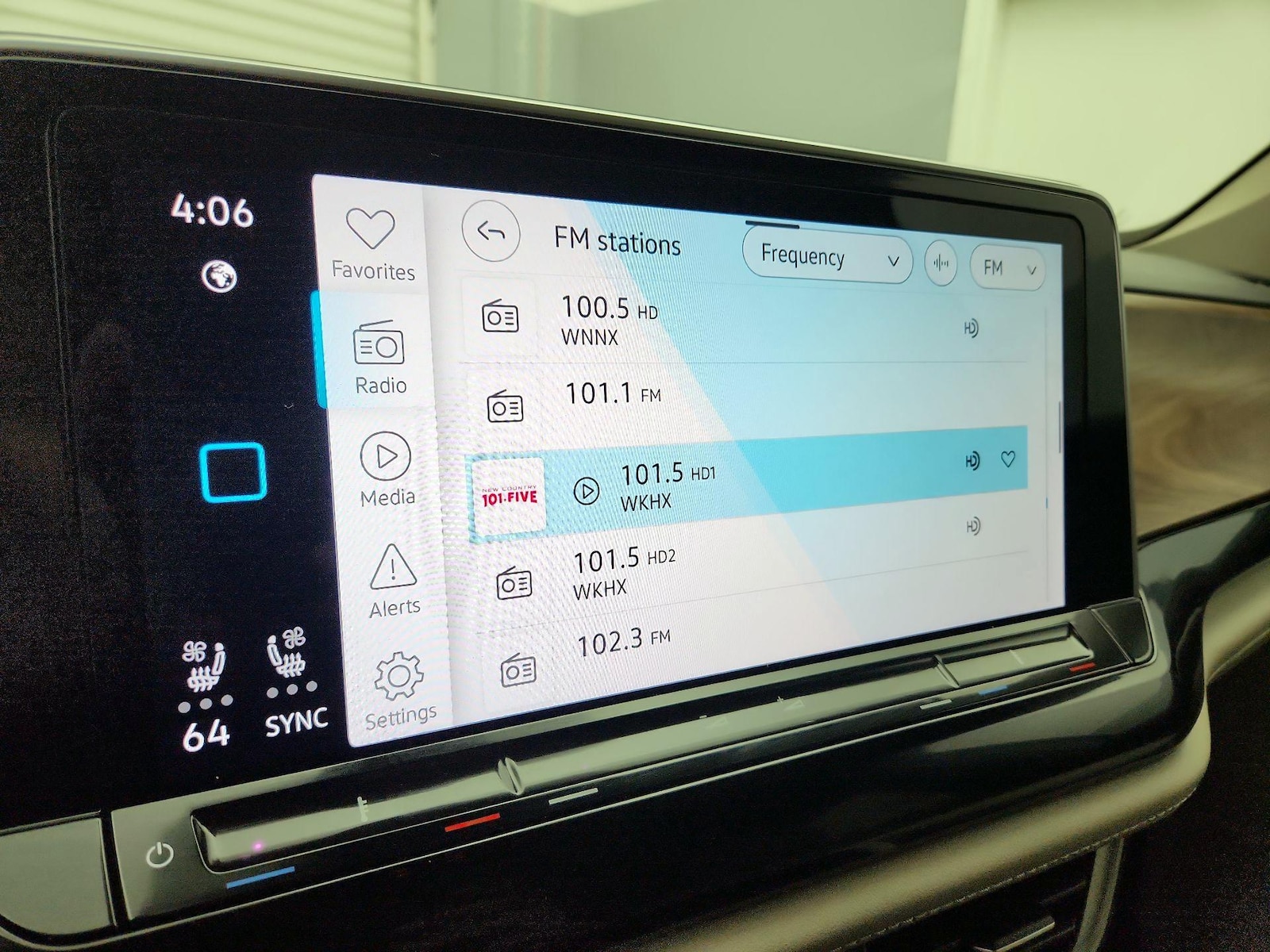 2024 Volkswagen Atlas SE w/Tech - Photo 16