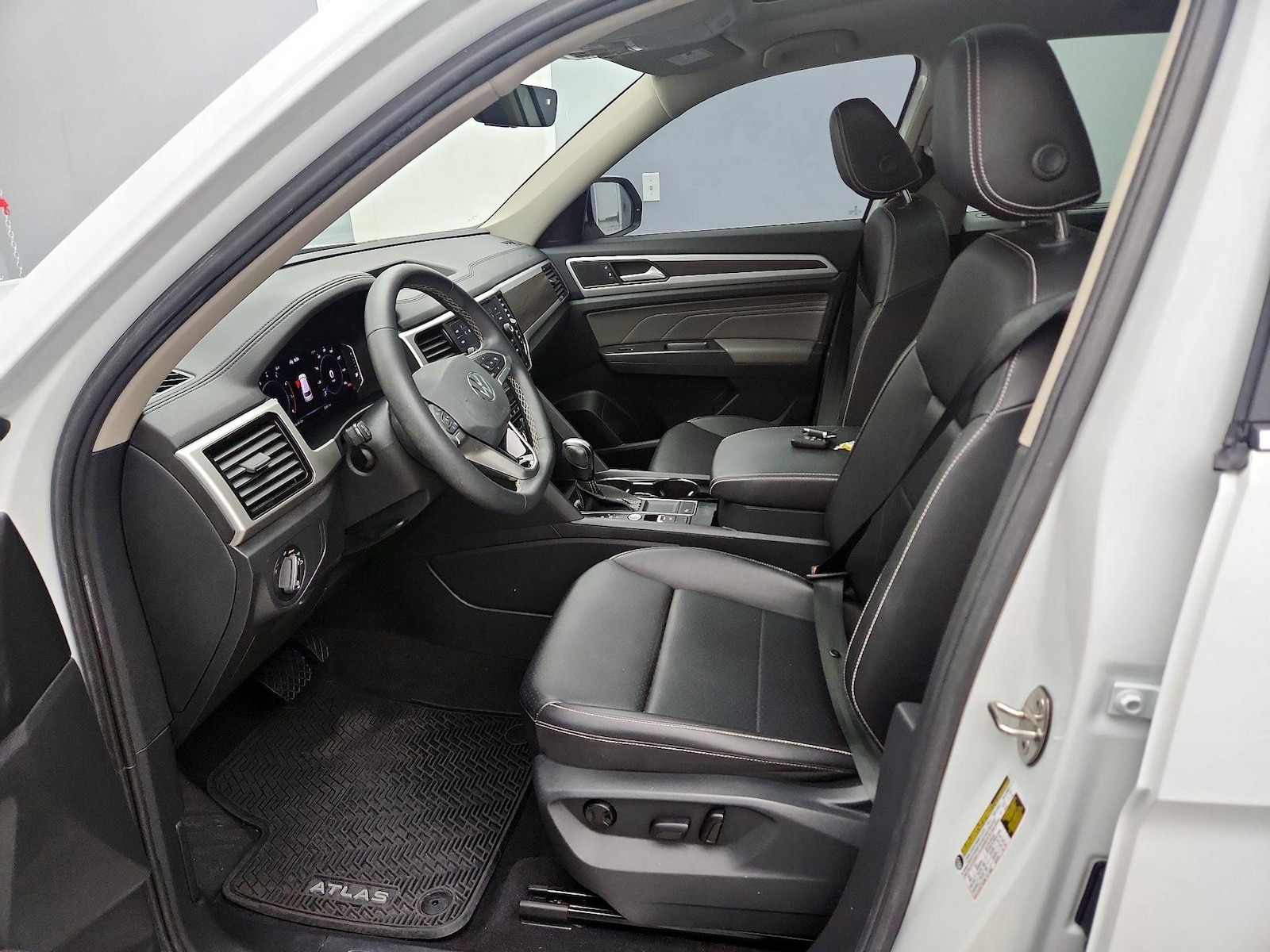2023 Volkswagen Atlas SE w/Tech - Photo 12