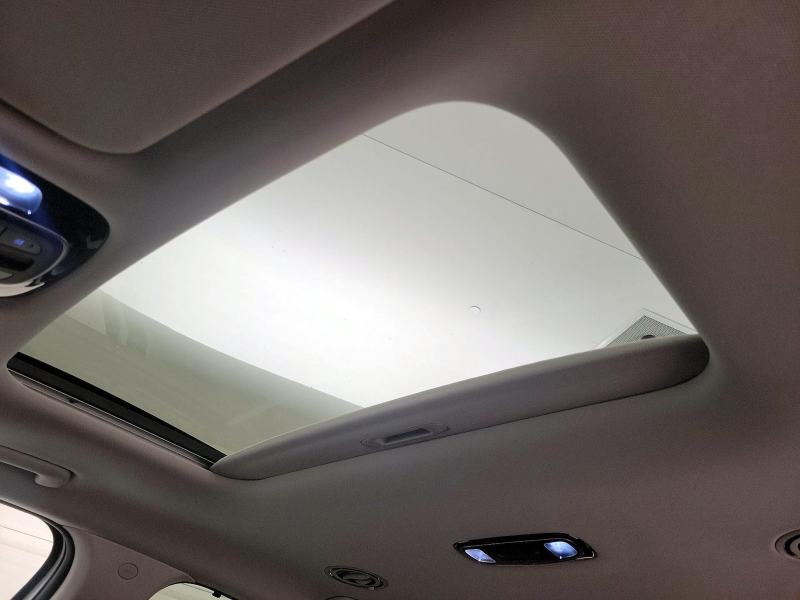 Sunroof(s) & Overhead Airbags