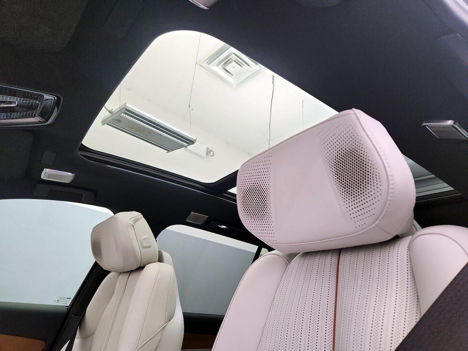 Panoramic Sunroof & Skylight(s)