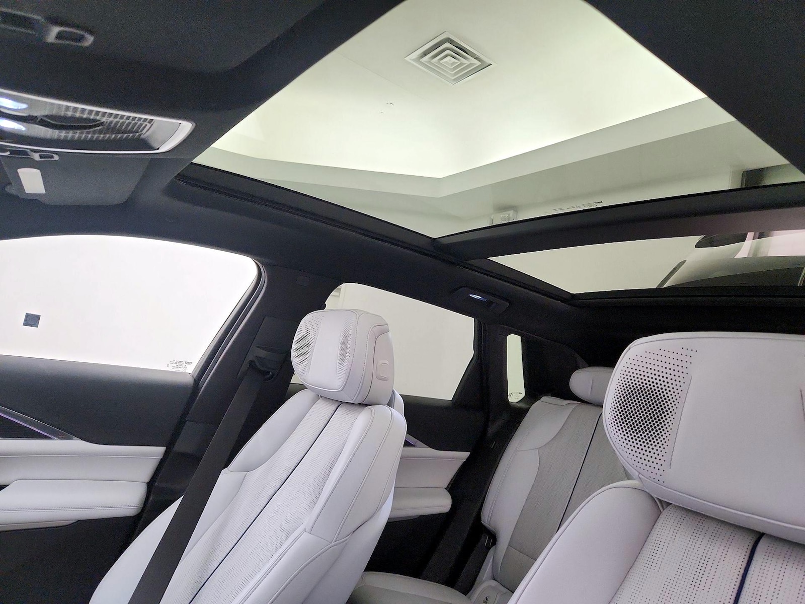 Panoramic Sunroof & Skylight(s)