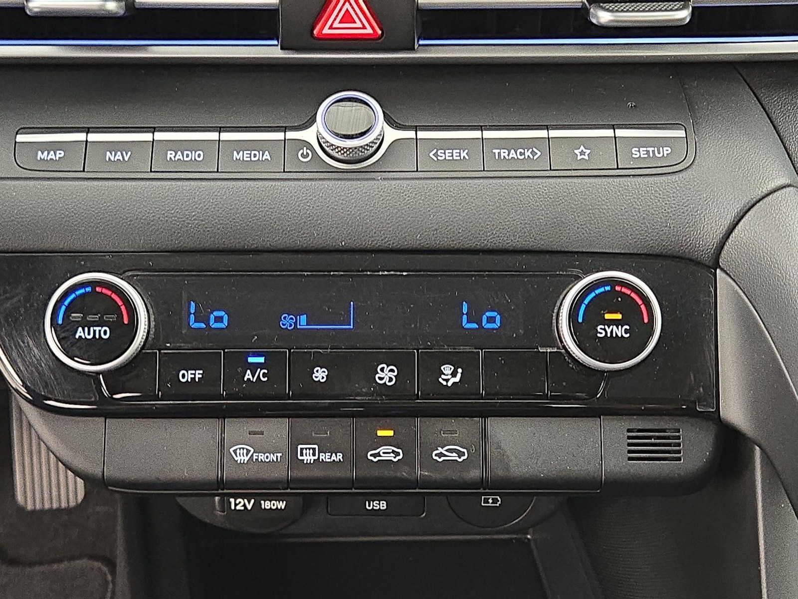 2024 Hyundai Elantra SEL - Photo 18