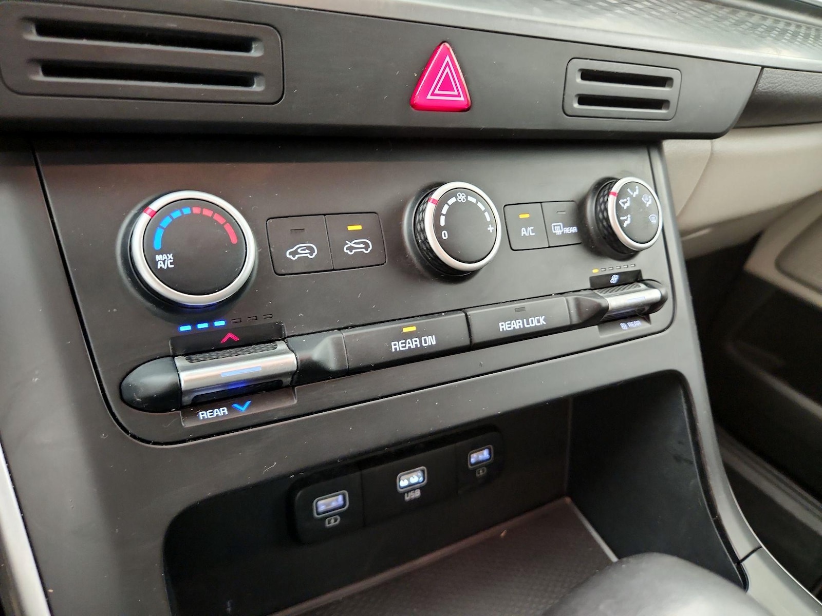 2023 Kia Carnival LX Seat Pkg - Photo 15