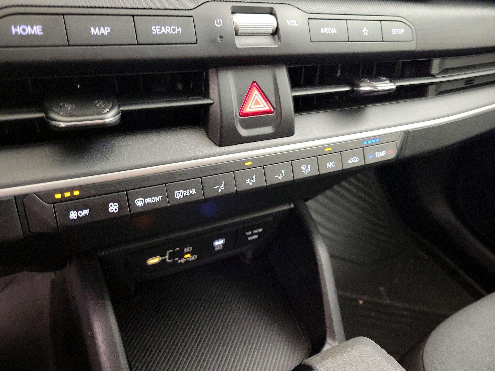 2025 Kia K4 LXS - Photo 17
