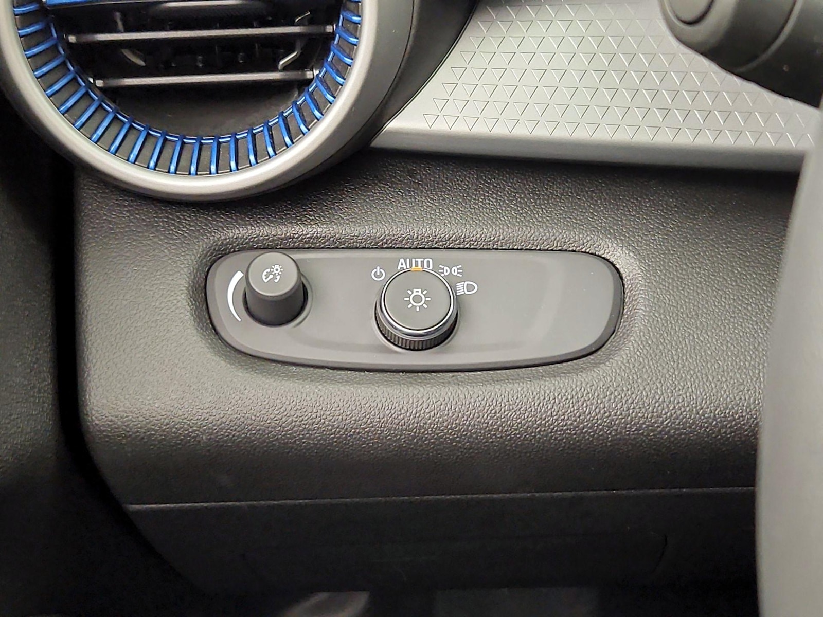 2025 Chevrolet Trax LS - Photo 14
