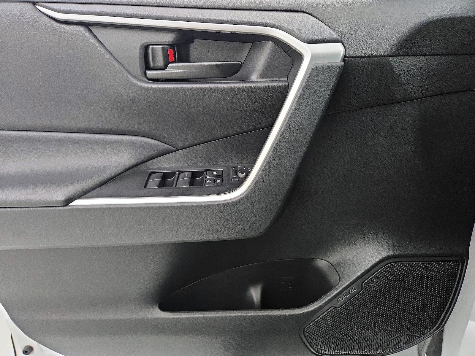 2023 Toyota RAV4 LE - Photo 13