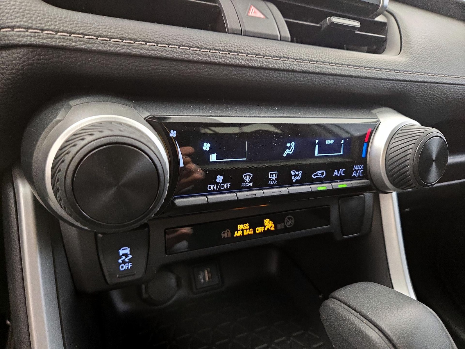 2023 Toyota RAV4 LE - Photo 17