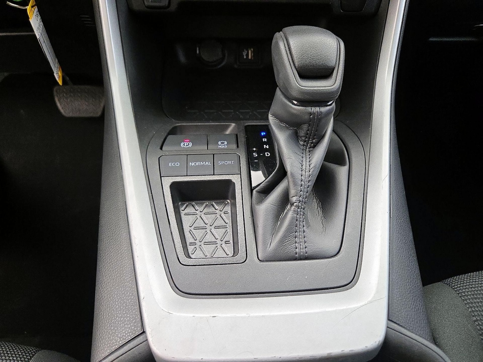 2023 Toyota RAV4 LE - Photo 18