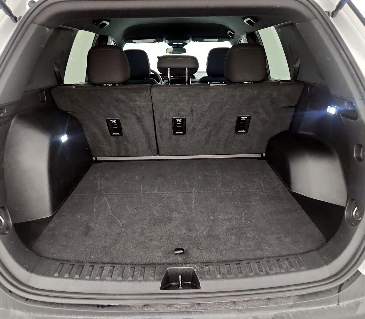 Trunk/Cargo (Seats Up)