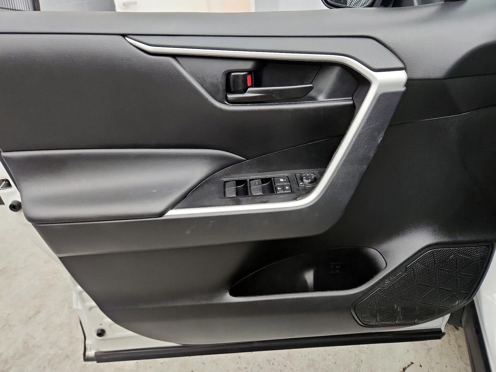 2025 Toyota RAV4 LE - Photo 13