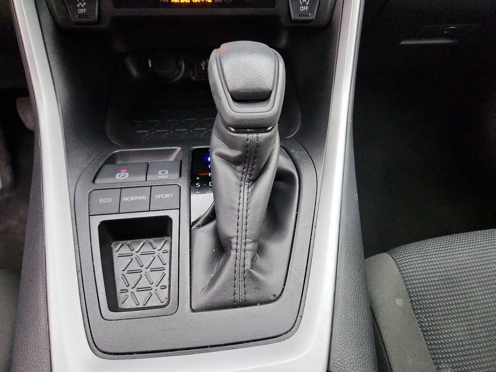 2025 Toyota RAV4 LE - Photo 18