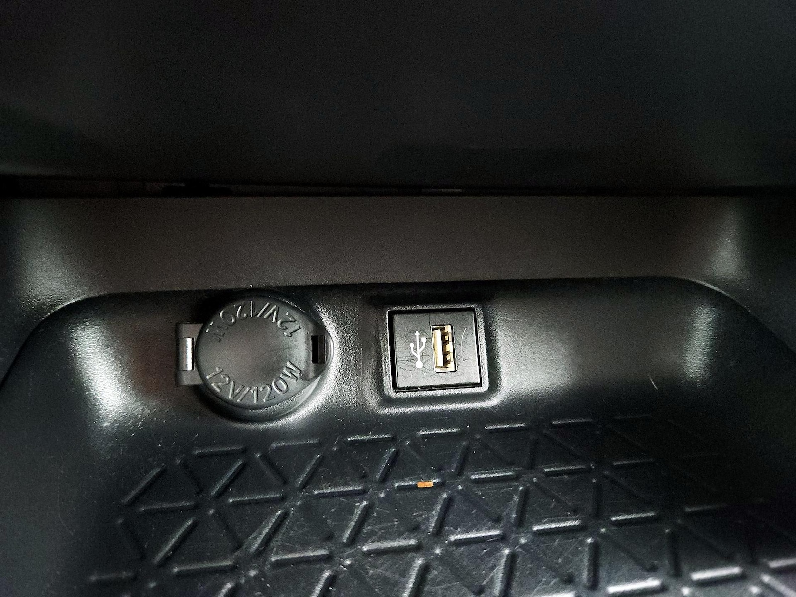 2025 Toyota RAV4 LE - Photo 19
