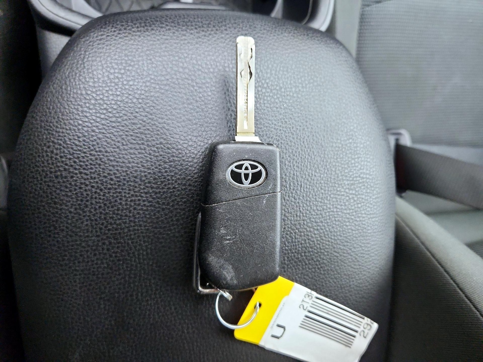 2025 Toyota RAV4 LE - Photo 23