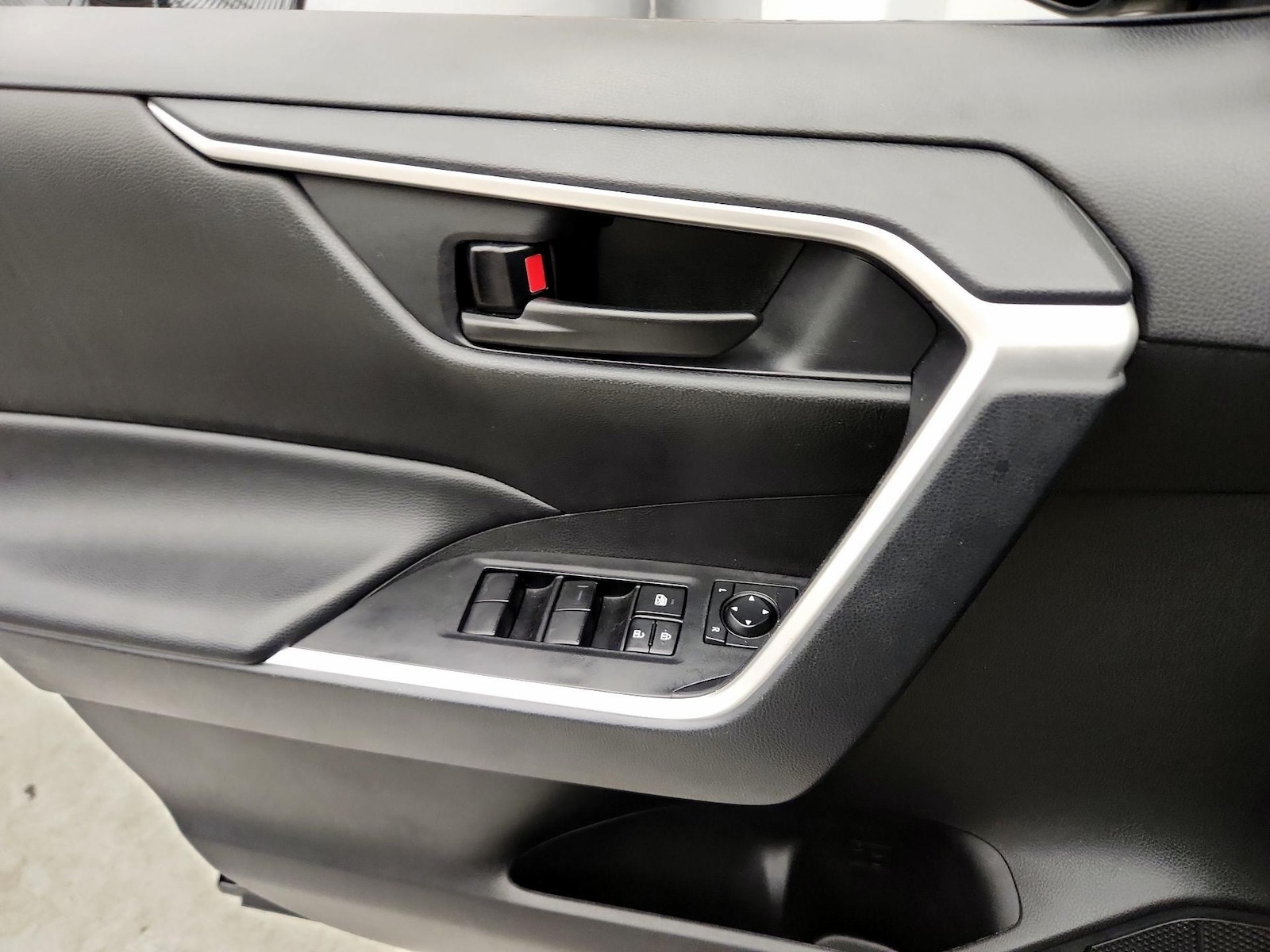 2025 Toyota RAV4 LE - Photo 13