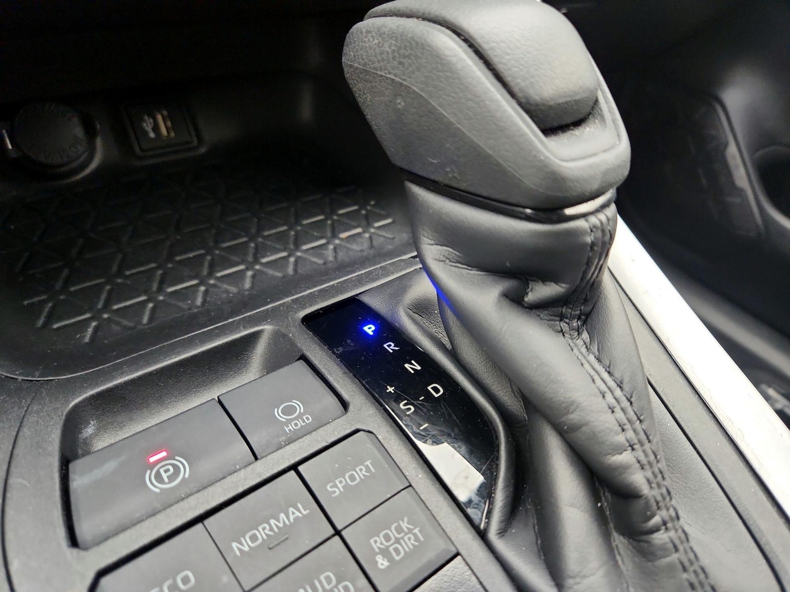 2025 Toyota RAV4 LE - Photo 18