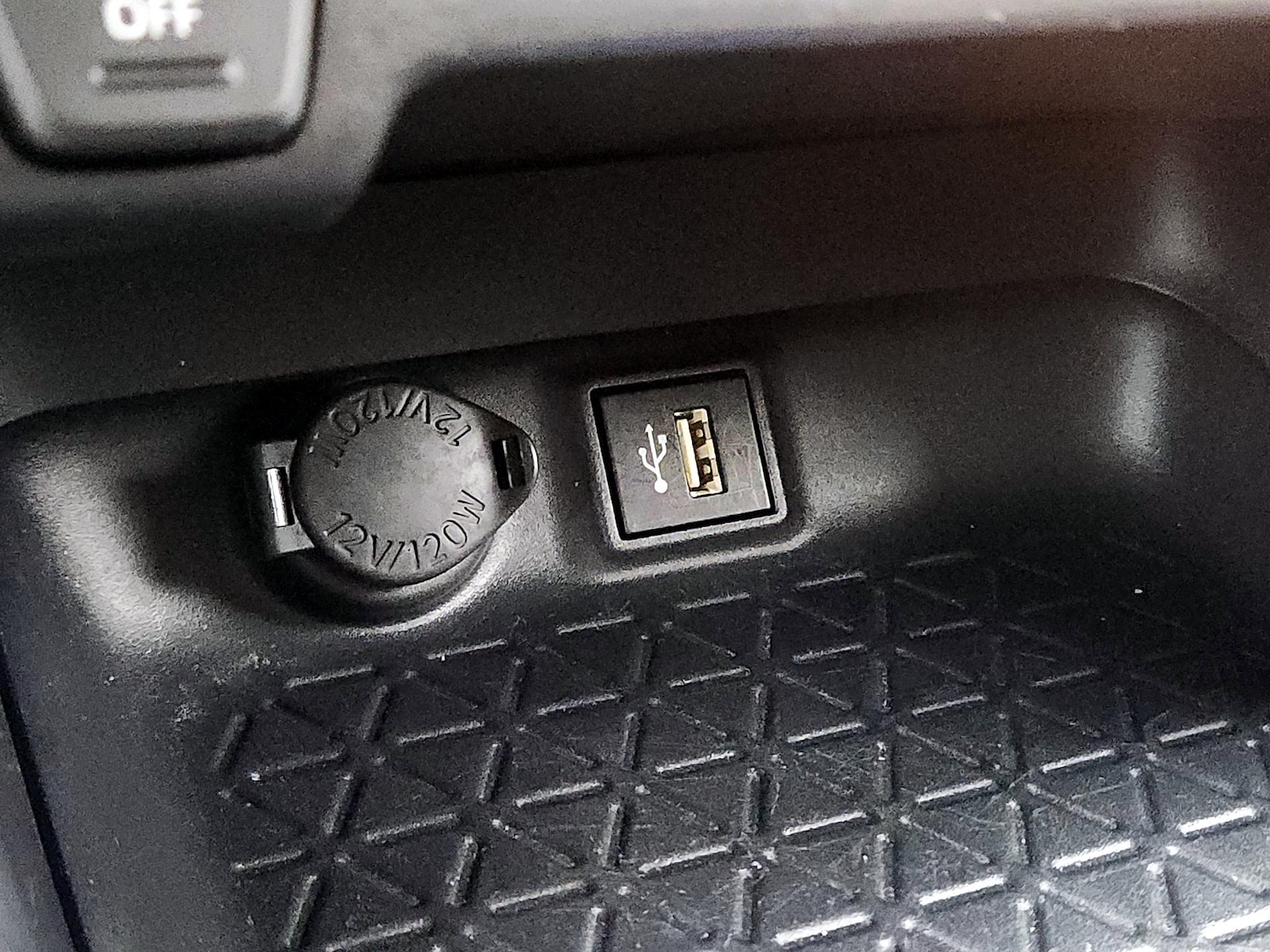 2025 Toyota RAV4 LE - Photo 19
