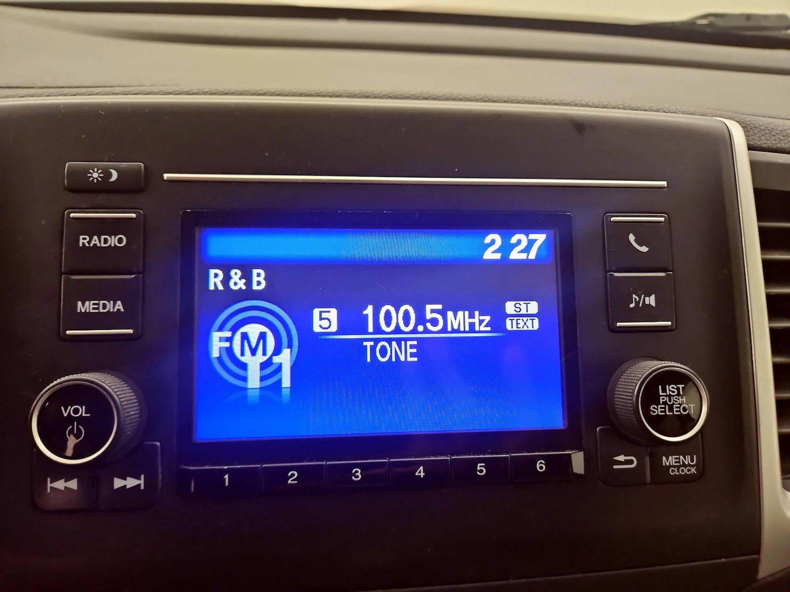 2018 Honda Pilot LX - Photo 16