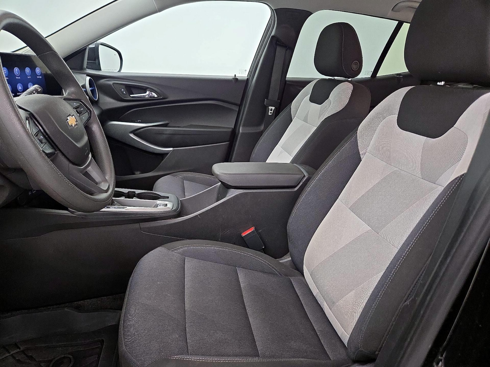 2025 Chevrolet Trax LS - Photo 12