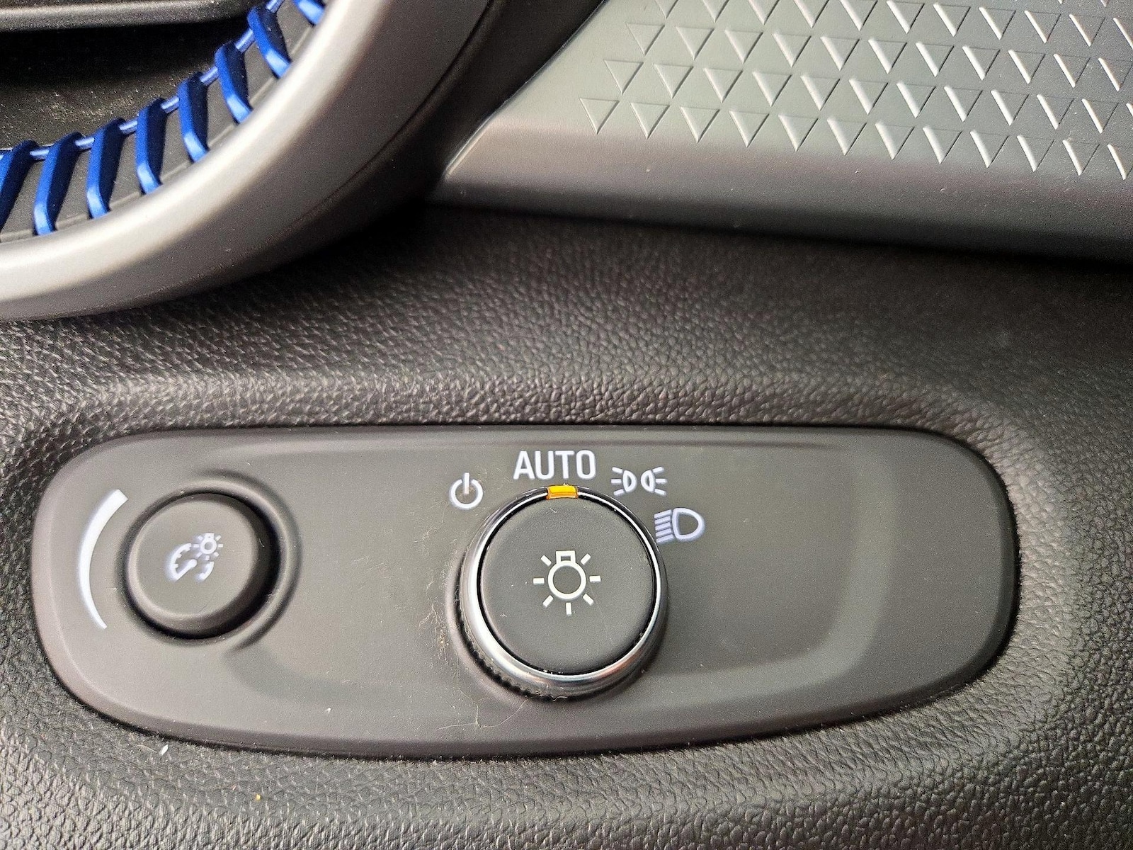 2025 Chevrolet Trax LS - Photo 14