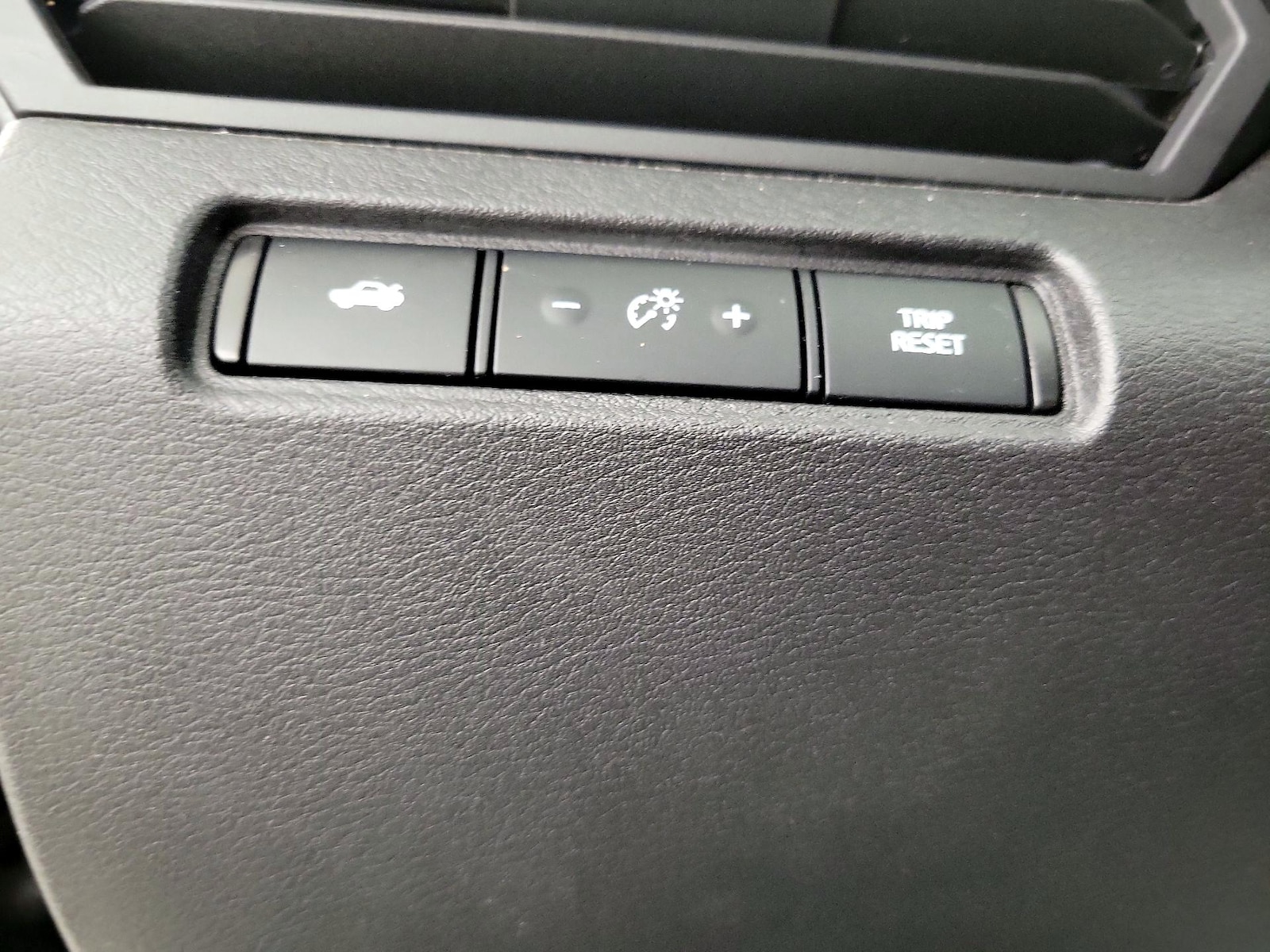 2025 Nissan Altima SR - Photo 14