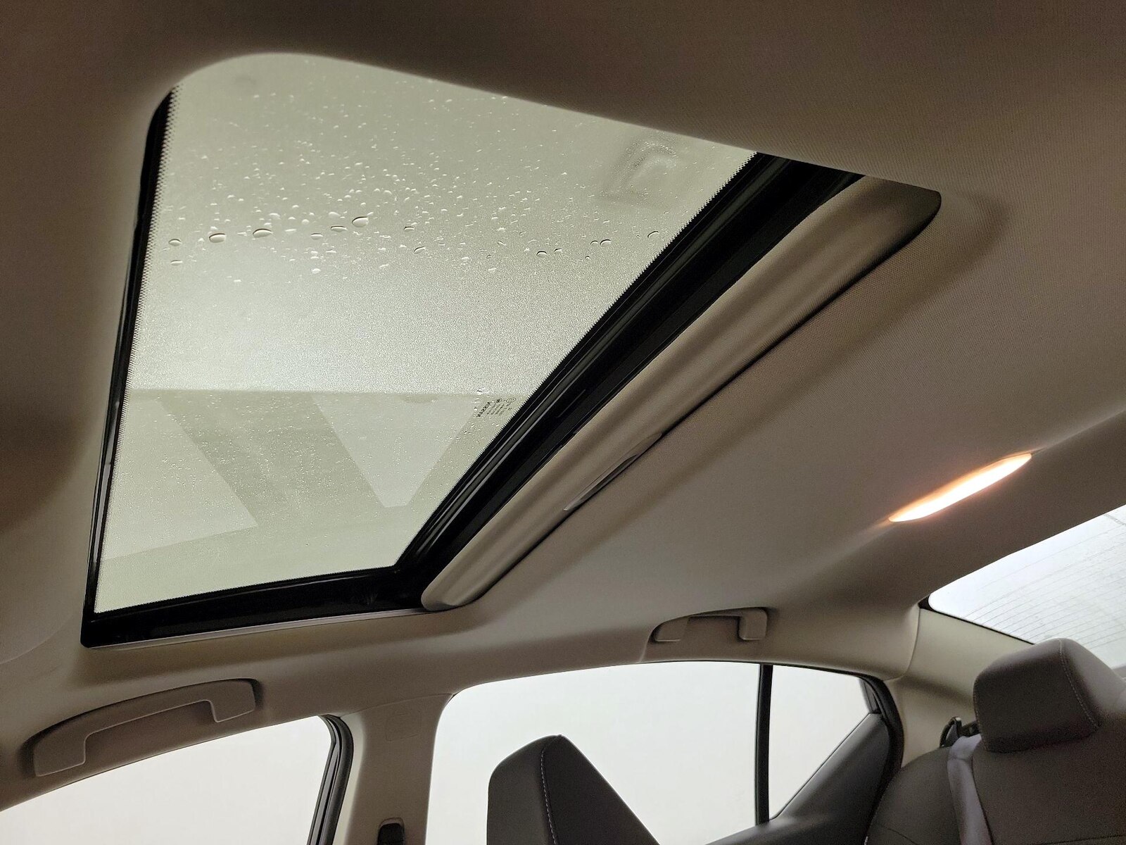 Sunroof(s) & Overhead Airbags