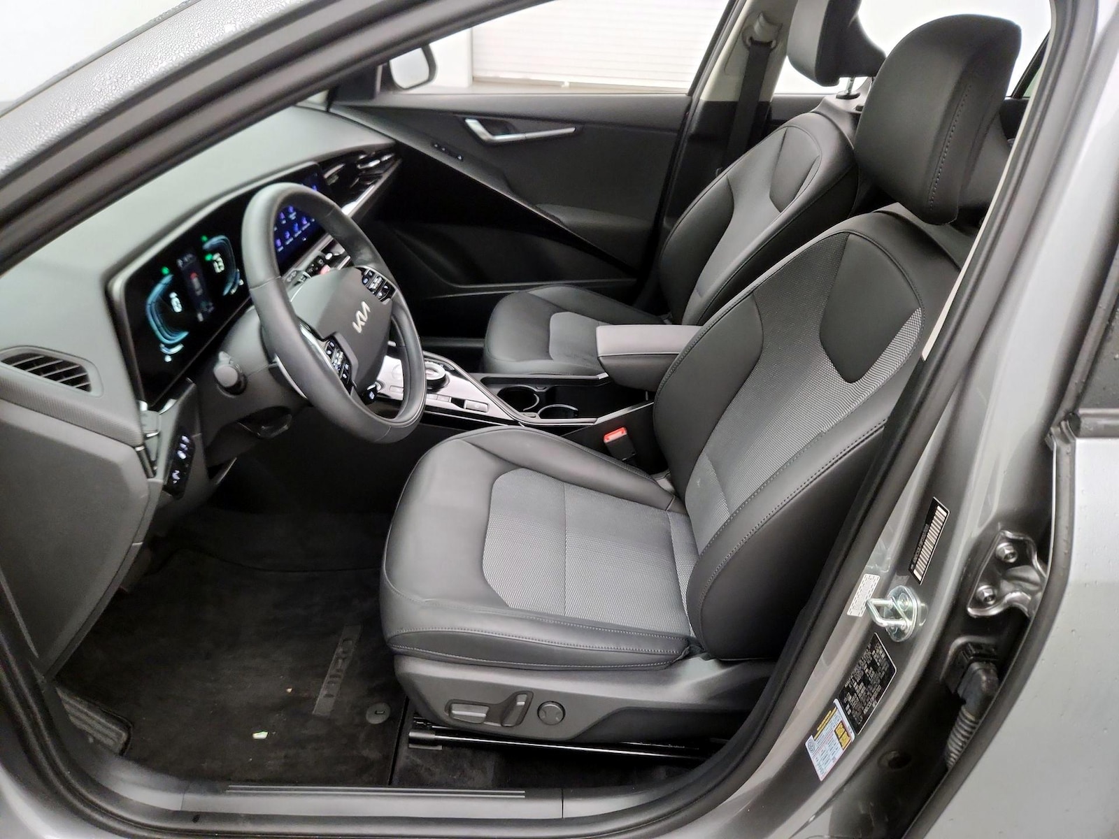 2023 Kia Niro EX - Photo 12