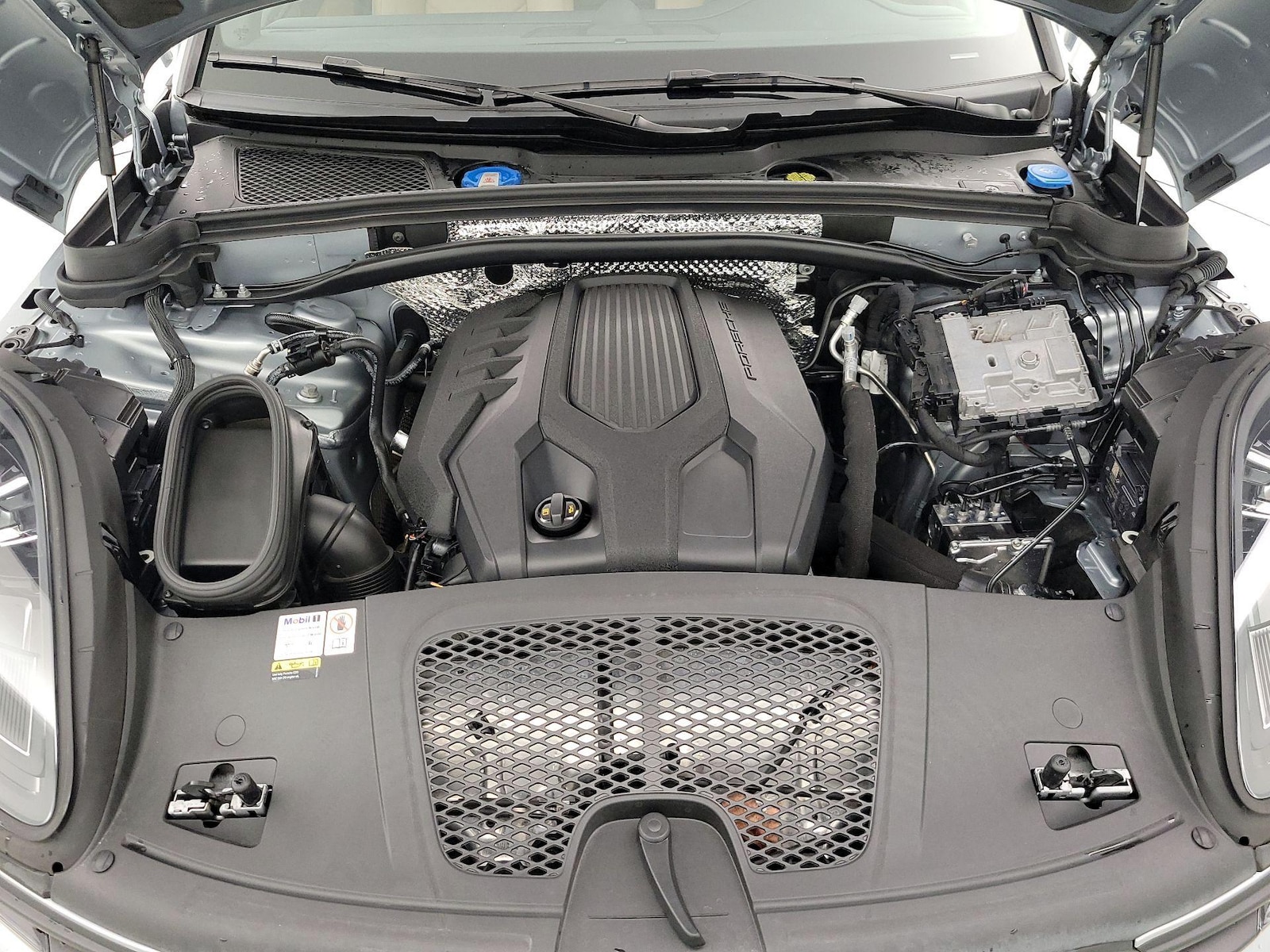2023 Porsche Macan T - Photo 24