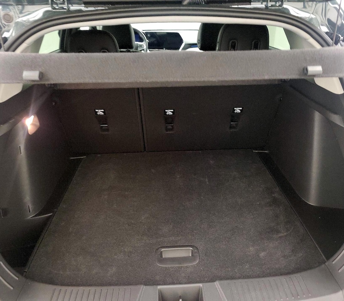 Trunk/Cargo (Seats Up)