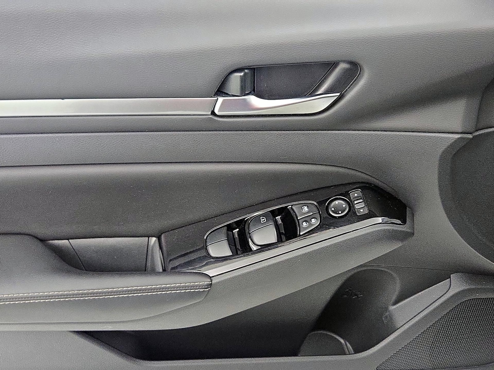 2024 Nissan Altima SL - Photo 13