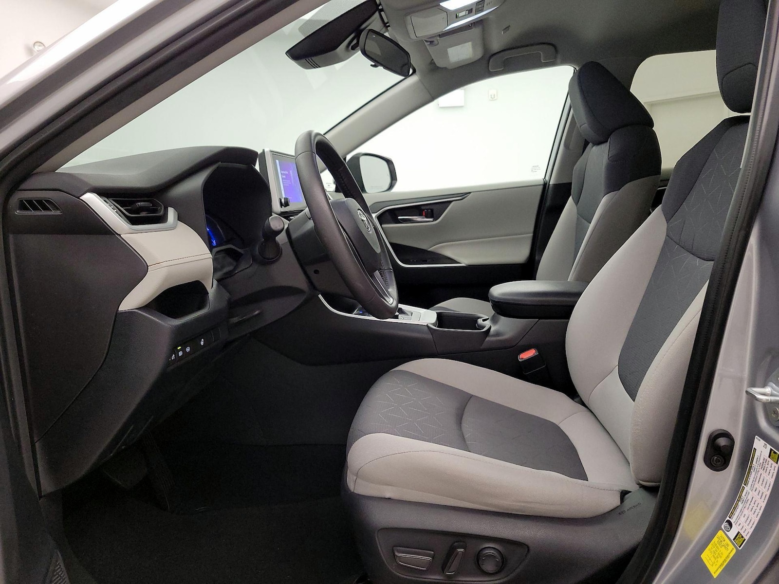 2024 Toyota RAV4 XLE - Photo 12