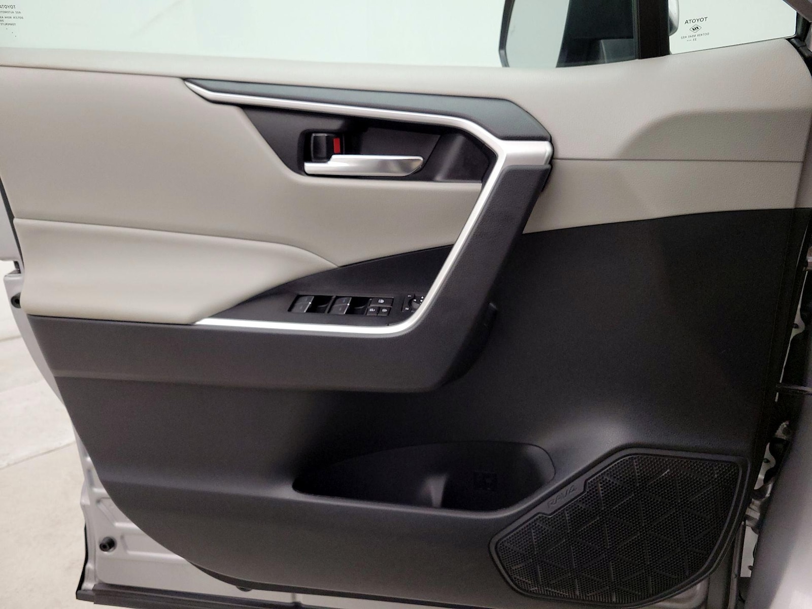 2024 Toyota RAV4 XLE - Photo 13