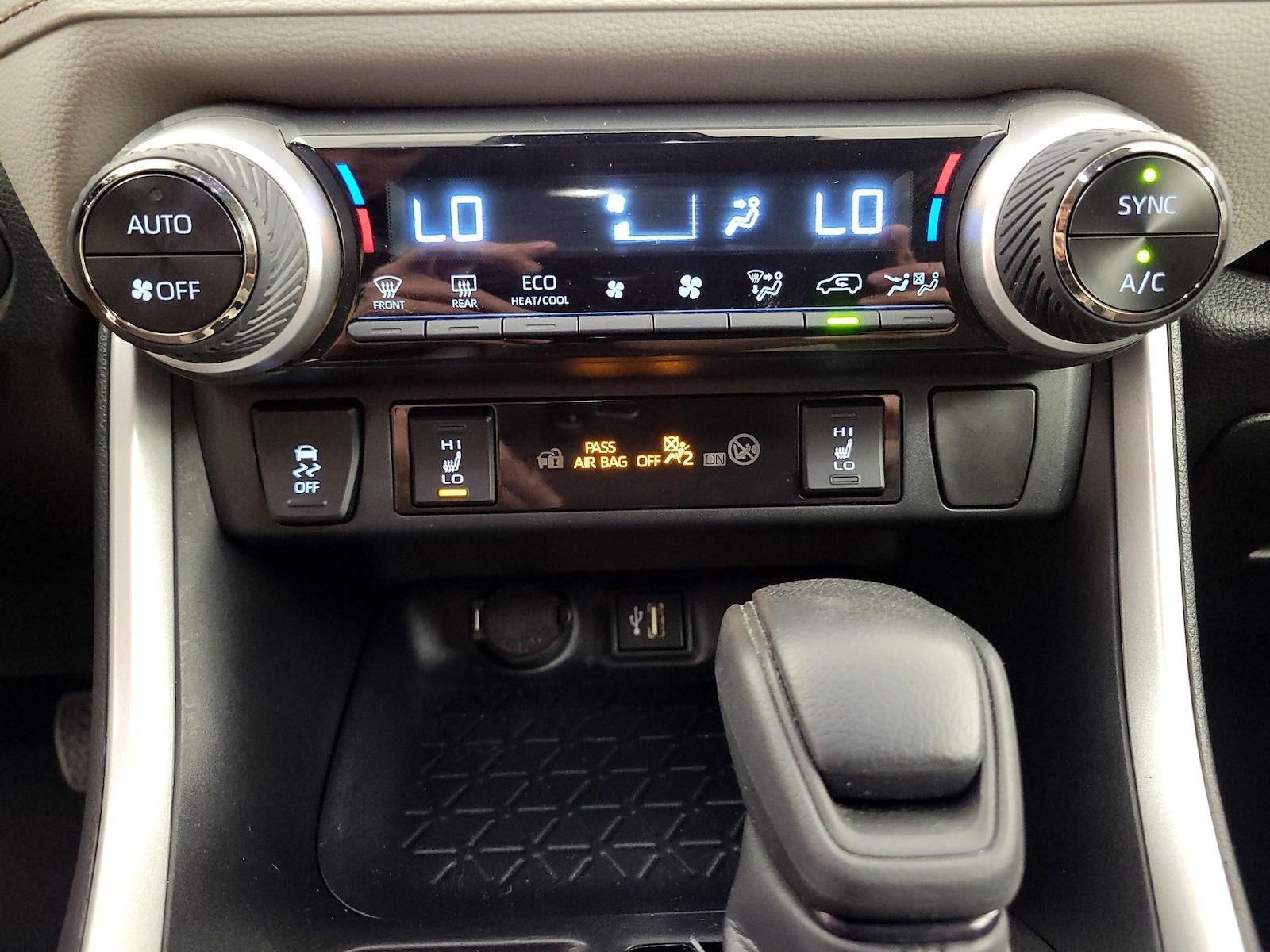 2024 Toyota RAV4 XLE - Photo 17
