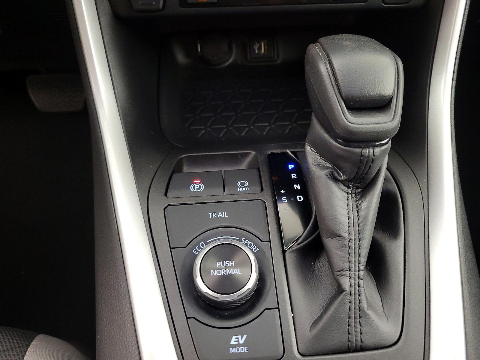 2024 Toyota RAV4 XLE - Photo 18