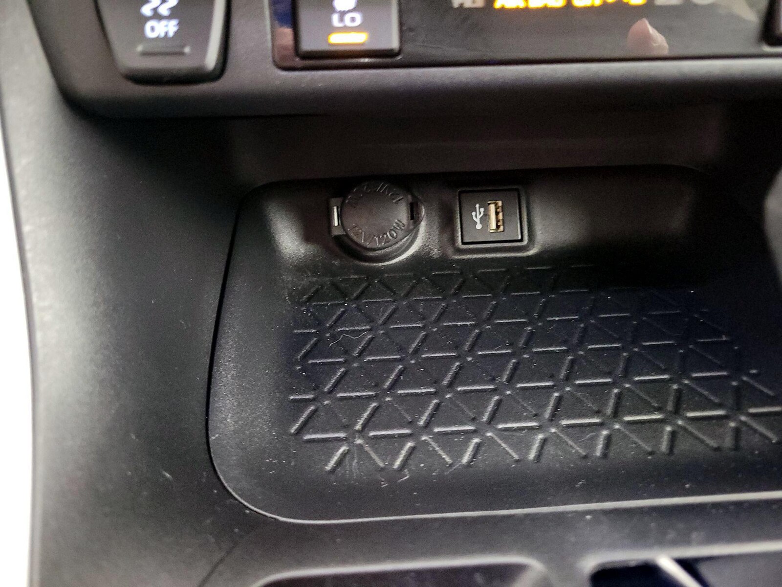 2024 Toyota RAV4 XLE - Photo 19