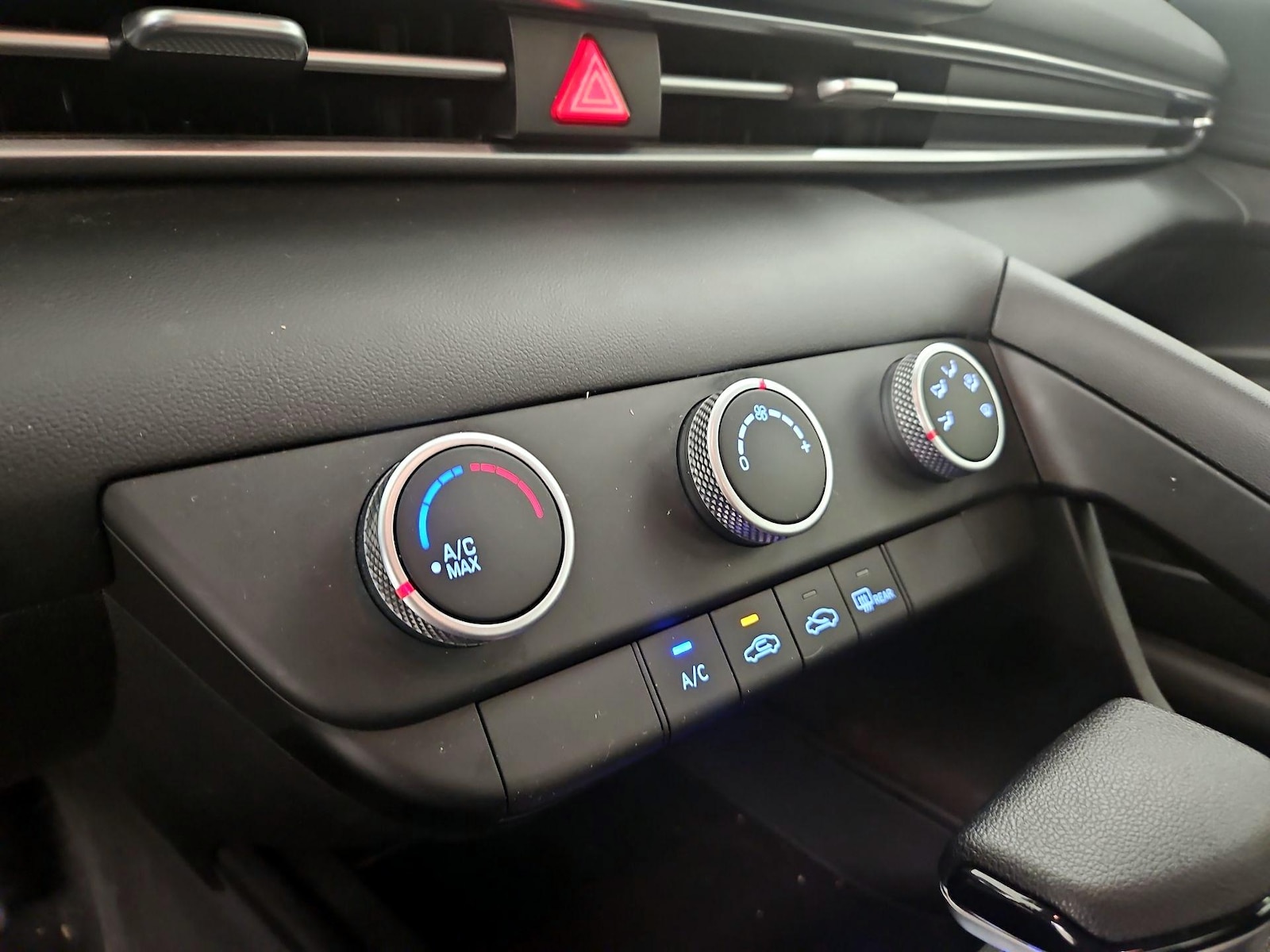 2024 Hyundai Elantra SE - Photo 17